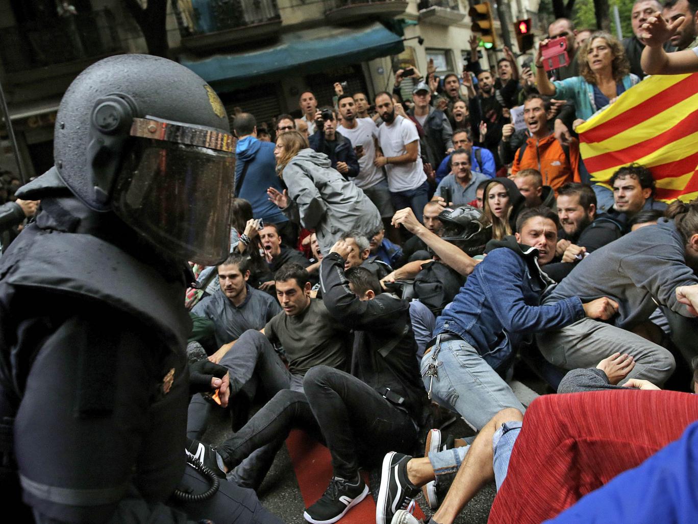 Violència policial contra el referèndum a Barcelona. Autoria: Reuters