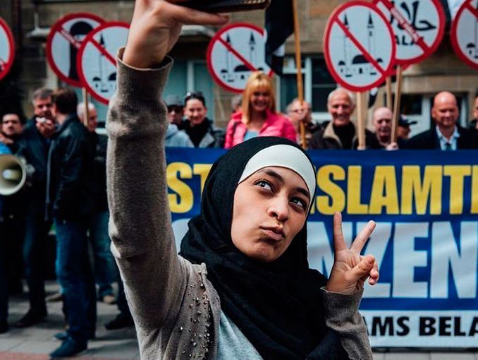 Noia musulmana davant una manifestació islamòfoba
