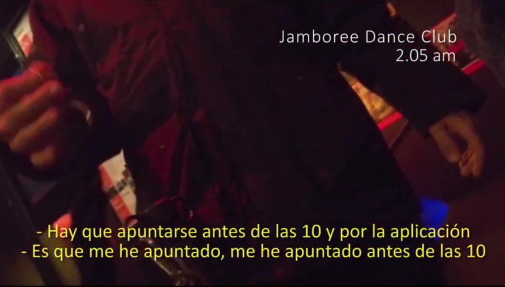 Un porter impedeix l'entrada a tres joves d'origen magrebí