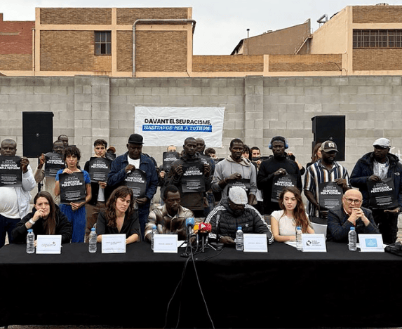 Roda de premsa per denunciar la situació que viuen més de 400 persones a l'antic institut B9 del barri de Sant Roc