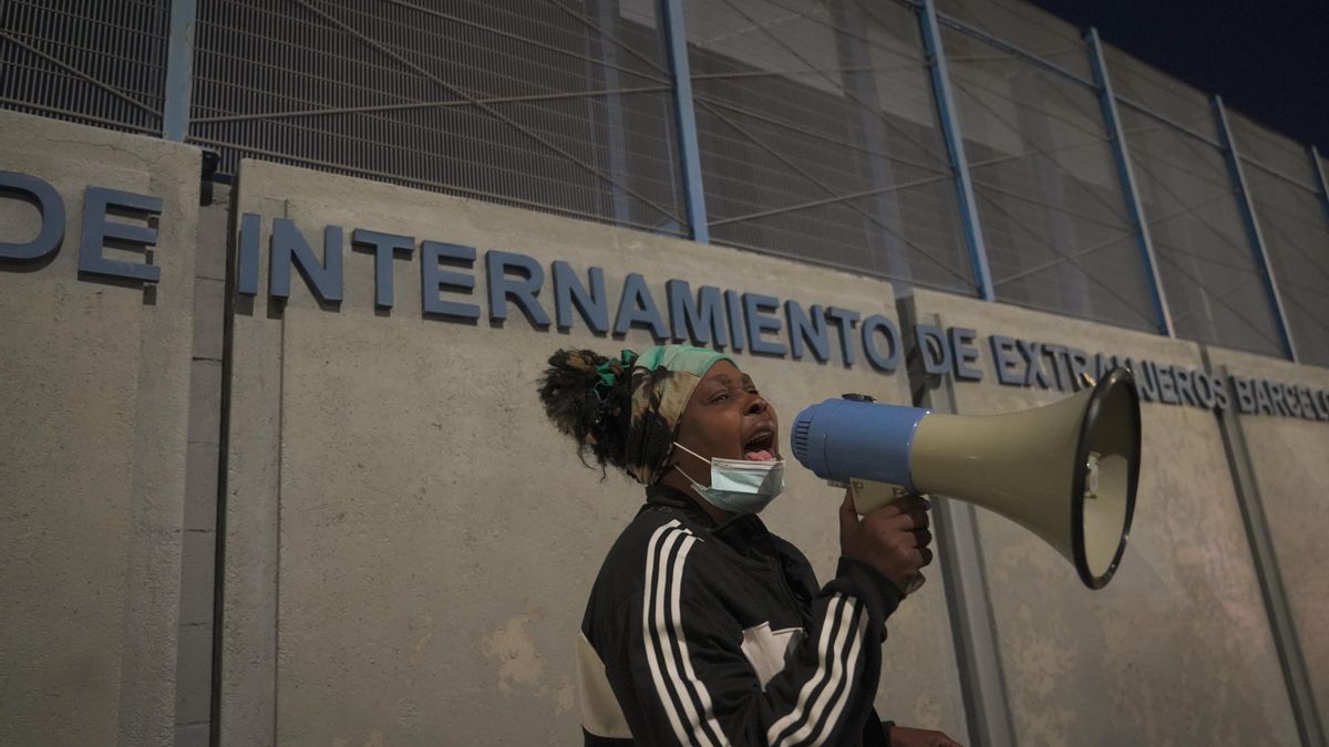 Protesta frente al CIE de Barcelona para exigir su cierre durante la vigilia de Migra Studium J.T.P